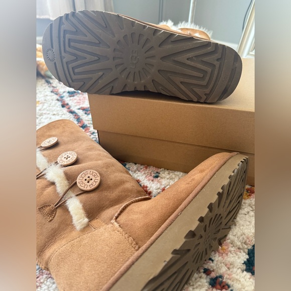 NWB WOMEN’S UGG BAILEY BUTTON TRIPLET II TALL BOOTS SIZE 11 - Picture 3 of 9